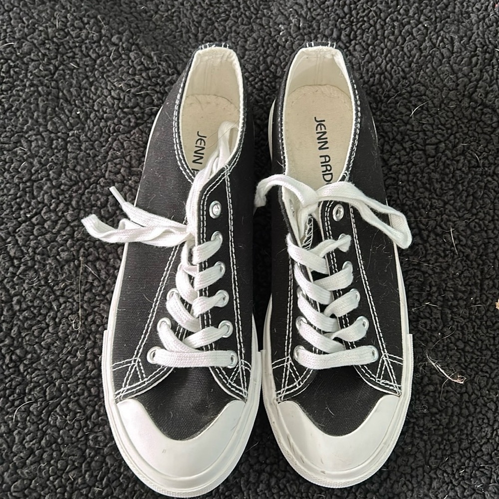 Jenn ardor (converse looking) size 8 black tennis shoes
